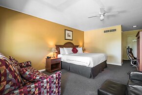 Econo Lodge Inn & Suites