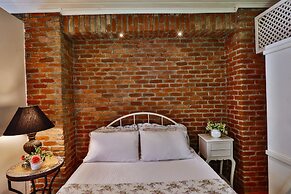 Tranquilla River Lodge - Adults Only