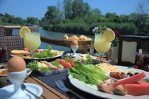 Tranquilla River Lodge - Adults Only