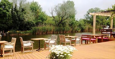 Tranquilla River Lodge - Adults Only