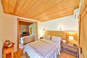 Tranquilla River Lodge - Adults Only