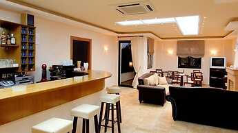 Palirria Hotel & Studios