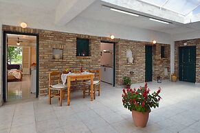 Damaskis Studios a Small Complex in Kassiopi