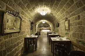 Camelot Traditional & Classic Hotel