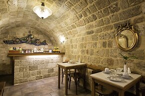 Camelot Traditional & Classic Hotel