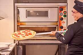 Universal Hotel Perla