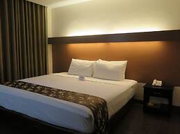 The Ritz Hotel at Garden Oases