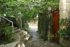 Ohn-Bar Guesthouse