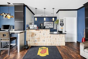 Super 8 by Wyndham Mansfield LA