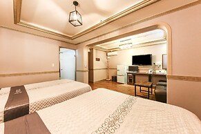 Q Hotel