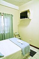 Tropical Breeze Guesthouse and Furnished Apartments