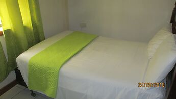 Tropical Breeze Guesthouse and Furnished Apartments