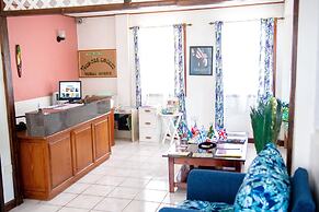 Tropical Breeze Guesthouse and Furnished Apartments