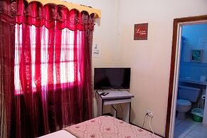 Tropical Breeze Guesthouse and Furnished Apartments