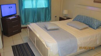 Tropical Breeze Guesthouse and Furnished Apartments