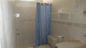 Tropical Breeze Guesthouse and Furnished Apartments