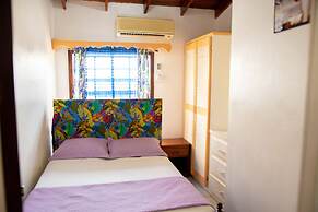 Tropical Breeze Guesthouse and Furnished Apartments