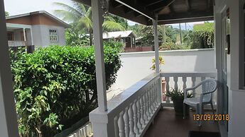 Tropical Breeze Guesthouse and Furnished Apartments