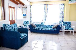 Tropical Breeze Guesthouse and Furnished Apartments