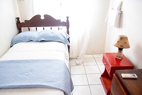 Tropical Breeze Guesthouse and Furnished Apartments