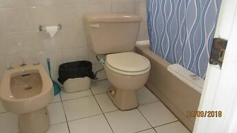 Tropical Breeze Guesthouse and Furnished Apartments