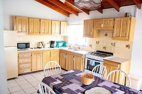 Tropical Breeze Guesthouse and Furnished Apartments