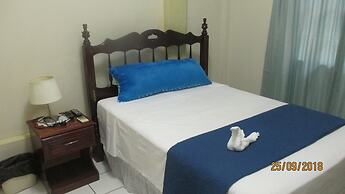 Tropical Breeze Guesthouse and Furnished Apartments
