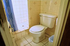 Tropical Breeze Guesthouse and Furnished Apartments