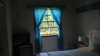 Tropical Breeze Guesthouse and Furnished Apartments