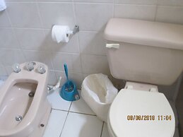 Tropical Breeze Guesthouse and Furnished Apartments