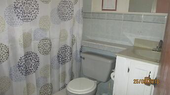 Tropical Breeze Guesthouse and Furnished Apartments