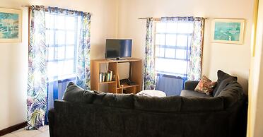 Tropical Breeze Guesthouse and Furnished Apartments