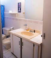 Tropical Breeze Guesthouse and Furnished Apartments