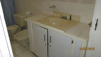 Tropical Breeze Guesthouse and Furnished Apartments