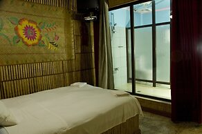 Kokomos Hotel & Restaurant