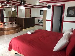 Kokomos Hotel & Restaurant