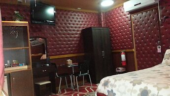 Kokomos Hotel & Restaurant