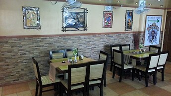 Kokomos Hotel & Restaurant