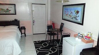 Kokomos Hotel & Restaurant