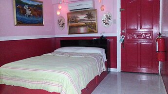 Kokomos Hotel & Restaurant