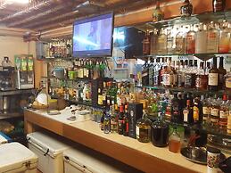 Kokomos Hotel & Restaurant