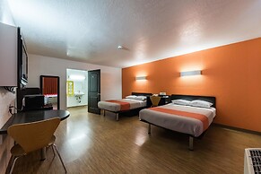 Motel 6 Uvalde, TX