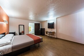 Motel 6 Uvalde, TX