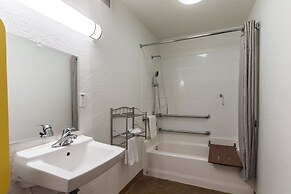 Motel 6 Uvalde, TX