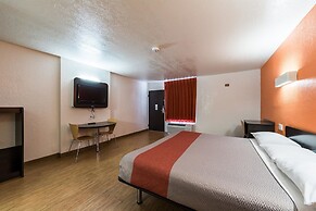 Motel 6 Uvalde, TX