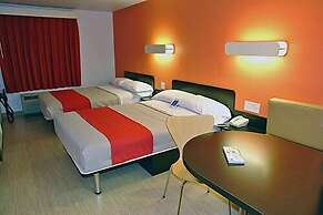 Motel 6 Uvalde, TX