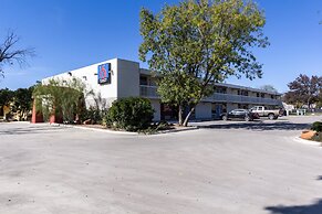 Motel 6 Uvalde, TX