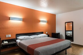 Motel 6 Uvalde, TX