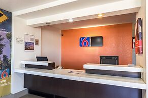 Motel 6 Uvalde, TX