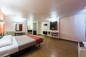 Motel 6 Uvalde, TX